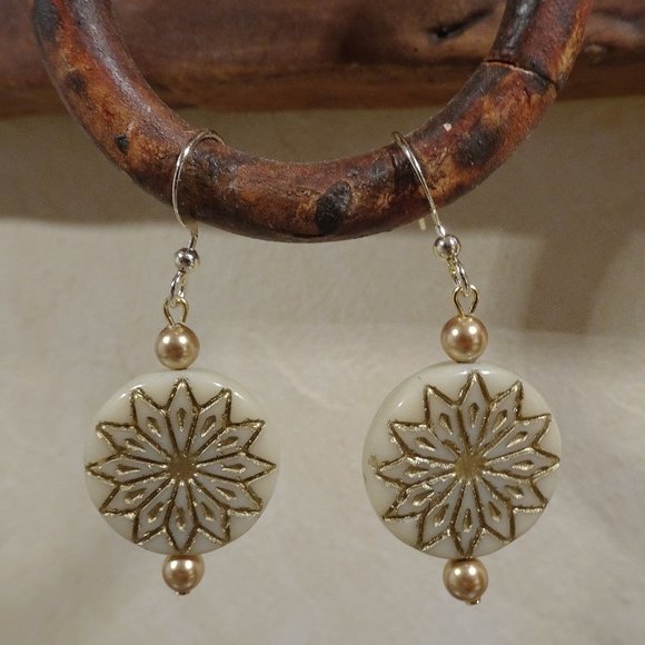 Earrings handmade with Czech coin beads in starburst design with gold & wheat - Picture 5 of 9